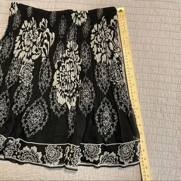 White House Black Market Black And Cream Floral Skirt XS - Picture 4 of 7